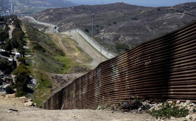 Vista de la valla que delimita el territorio mexicano (i) del estadounidense./Alejandro Zepeda (Efe)
