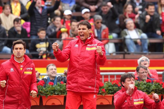 Nadal celebra con efusividad uno de los puntos de la pareja española. / txema rodríguez