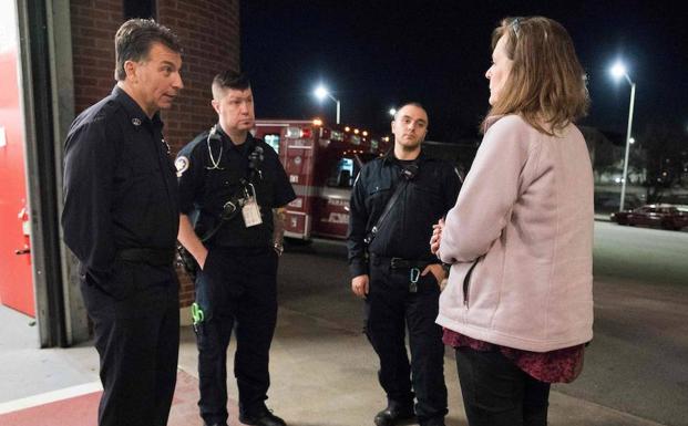 La madre de un toxicómano habla con los agentes en la estación de bomberos de Manchester. /DON EMMERT (Afp)