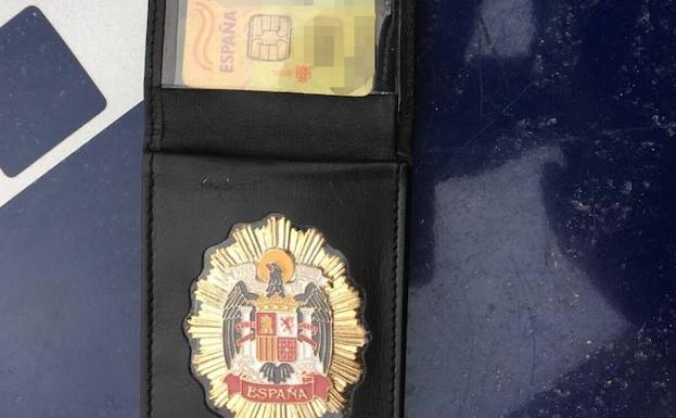 La placa falsa de los presuntos delincuentes. /Policía Local