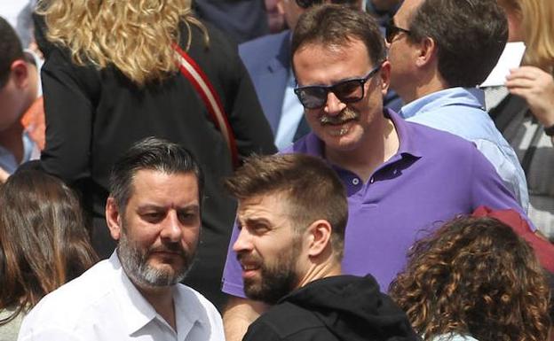 Piqué, delante del concejal Grezzi, el viernes. /