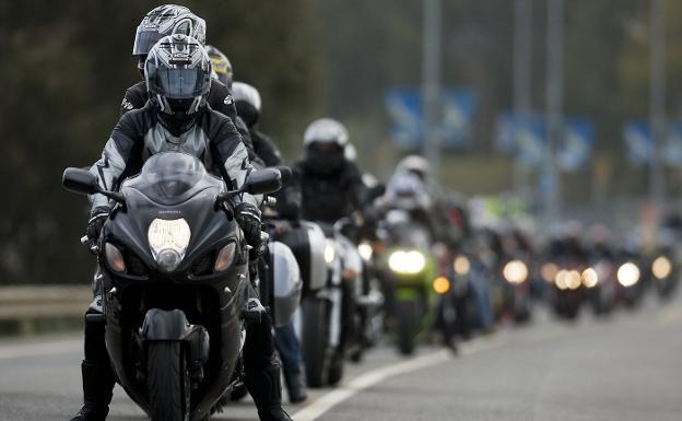 Aficionados al motociclismo hacen cola para poder entrar en el circuito gaditano de Jerez. /Efe