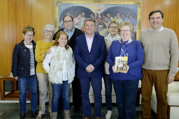 Mayoralesas y presidente con el alcalde y el edil de Fiestas. / LP