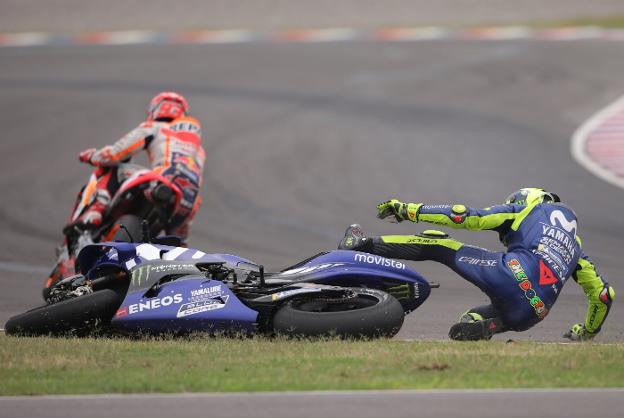 Valentino Rossi, en el suelo tras el choque con Marc Márquez. / efe