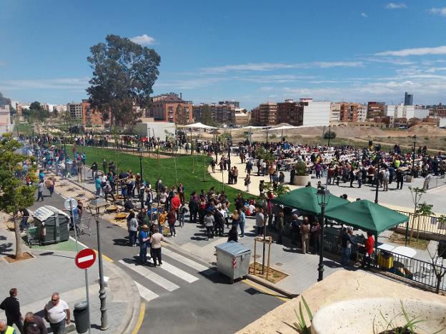 Imagen de la fiesta celebrada ayer en el Parque Lineal. / lp