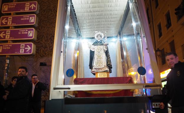 La imagen de San Vicente Ferrer del Altar del Tossal, en el 'Mare Móvil' de la Virgen de los Desamparados./Jaume Lita