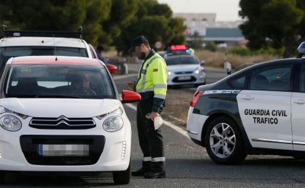 Control de tráfico de la Guardia Civil./EFE