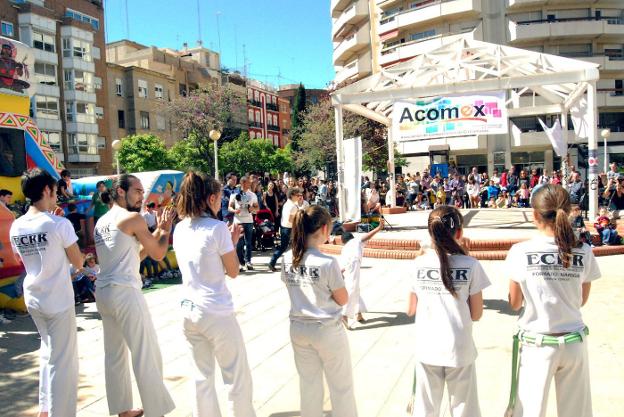 Alumnos de la escuela de capoeira regional en Distrito 008. / LP