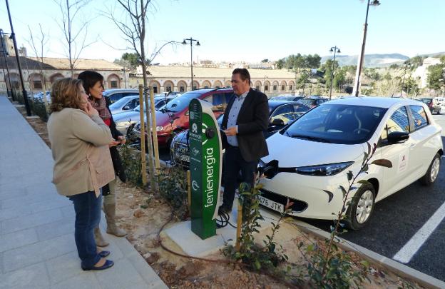 Un punto de recarga de vehículos en Ontinyent. / lp