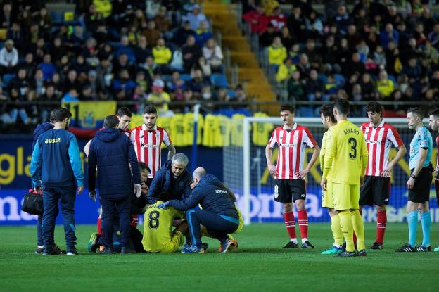 Fornals, atendido en el césped del Villarreal tras el síncope. / efe