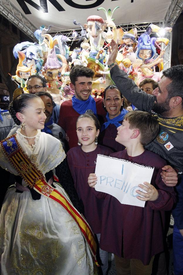Campeones. Iván Tortajada (c), recibiendo felicitaciones en la falla Maestro Gozalbo, ganadora de 2018. / irene marsilla