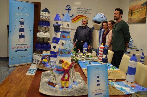 Gabriel Martínez con representantes de los tres colegios participantes en el concurso y la mascota. / LP