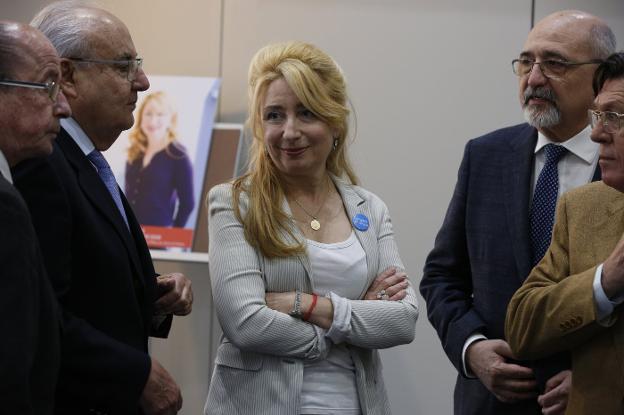 Mercedes Hurtado, en el centro, junto a miembros de su candidatura. / jesus signes