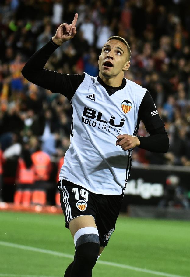 Rodrigo, tras marcar al Espanyol. / AFP PHOTo/JOSé JORDáN