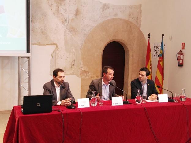 Presentación pública del proyecto, ayer en el Castell de Riba-roja. / lp