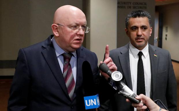 Vassily Nebenzia (i) habla con la prensa. /Shannon Stapleton (Reuters)