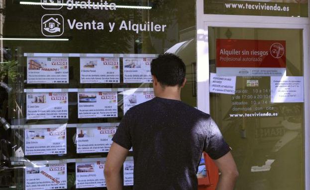 Joven ante una inmobiliaria./EFE