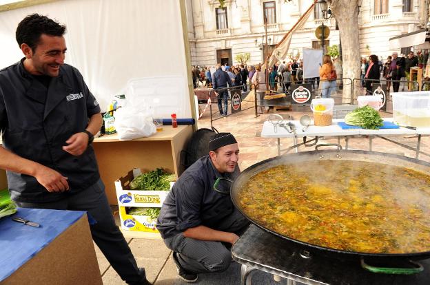 Preparación de una paella en la pasada edición. / LP