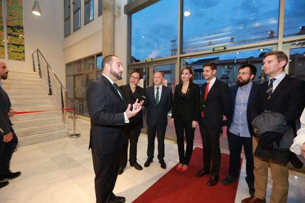 Telmo Gadea recibe a Vicent Soler, Juan Carlos Moragues, Diana Morant y otros ediles de Gandia en el Museu Faller. / àlex oltra