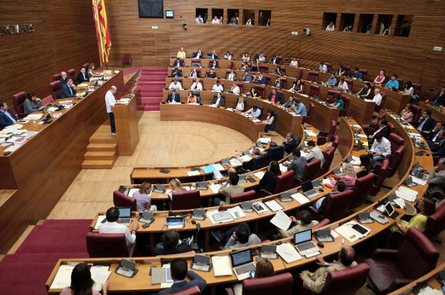 Diputados valencianos durante un pleno de Les Corts. / Txema Rodríguez