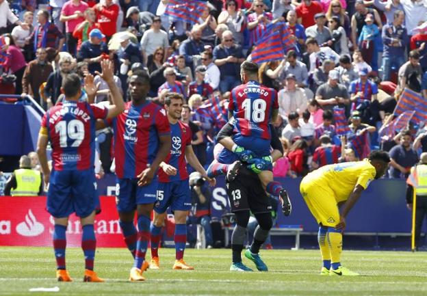 Los jugadores del Levante celebran la victoria lograda el pasado domingo ante Las Palmas. / Levante UD