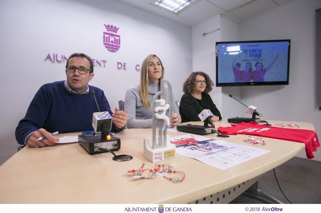 Vicente Boscá y las ediles Lydia Morant y Alícia Izquierdo, en la presentación de la Cursa de la Dona. / àlex oltra