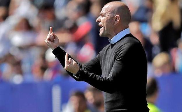 Paco López da instrucciones durante un partido./EFE/ Manuel Bruque