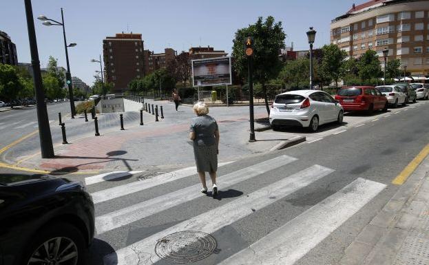 Señora cruzando un paso de cebra en Valencia./Irene Marsilla