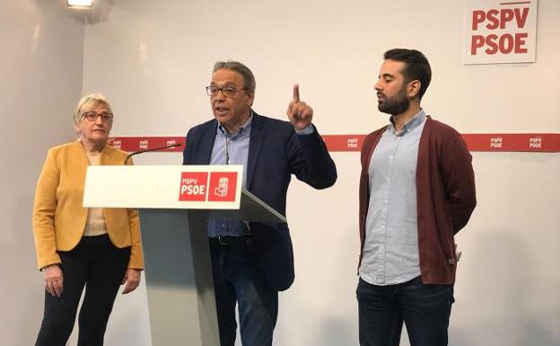 El Síndic del PSPV analiza ayer el auto del juzgado en una rueda de prensa. / lp