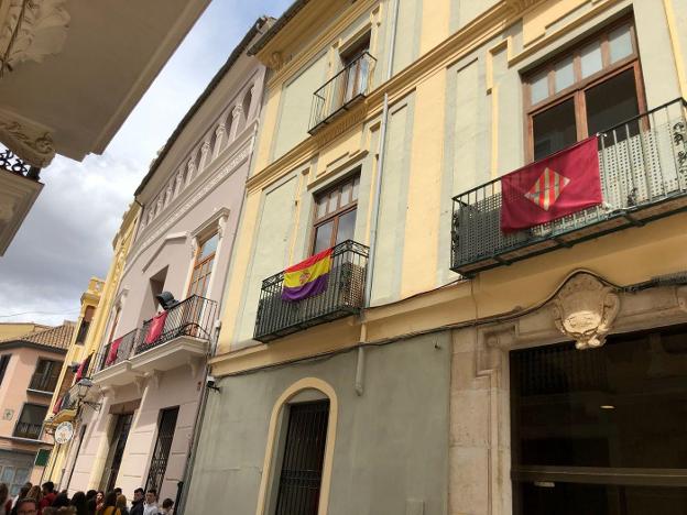 La tricolor, ayer, en un balcón municipal de Alzira. / lp