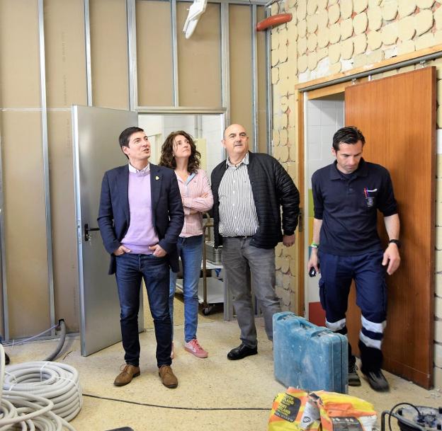El alcalde de Burjassot, Rafa García visita un centro escolar junto a la nueva edil de Educación, Olga Camps. / lp