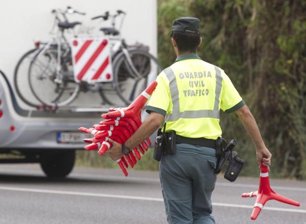 Un guardia civil, de patrulla en Valencia. / d. torres
