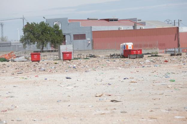 Suciedad y restos de botellón, ayer, en el enclave donde se celebraron las paellas universitarias del pasado viernes. / j. Monzó