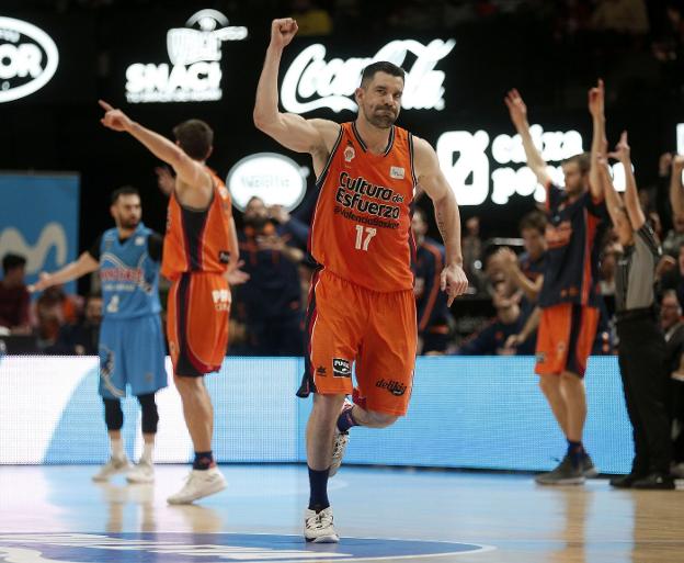 Rafa Martínez levanta el puño en la Fonteta durante el partido ante el Fuenlabrada. / miguel ángel polo