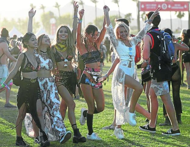 Un grupo de jóvenes, felices en la inauguración del Festival de Coachella. / reuters