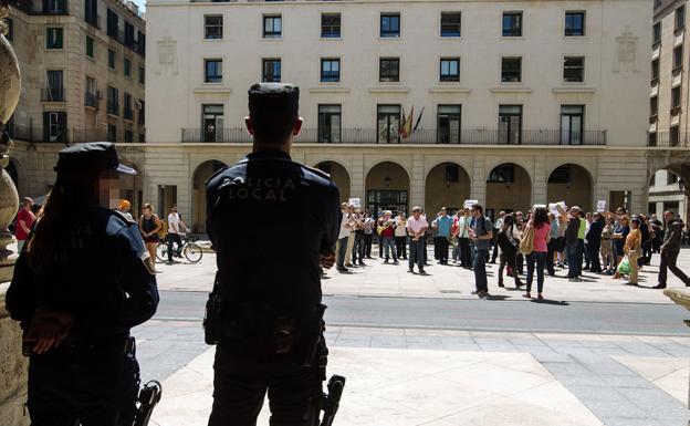Fachada de la Audiencia de Alicante, vista desde el ayuntamiento, en una imagen de archivo./Á. Domínguez