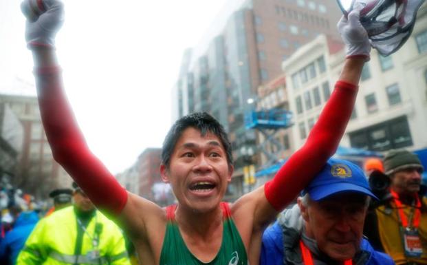 Yuki Kawauchi, al cruzar la línea de meta. /Reuters