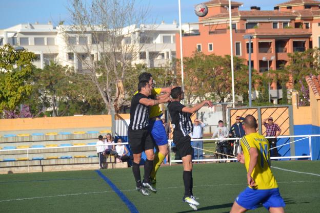 Sergio Poveda luchando un balón con Vicente Mendoza. / J. Zamora