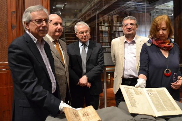 Los responsables de la UV, con el Manual de Tintorería y el incunable de San Vicente Ferrer. / lp