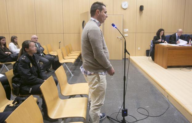 El procesado declara ante el tribunal, ayer, en una sala de la Ciudad de la Justicia de Valencia. / damián torres