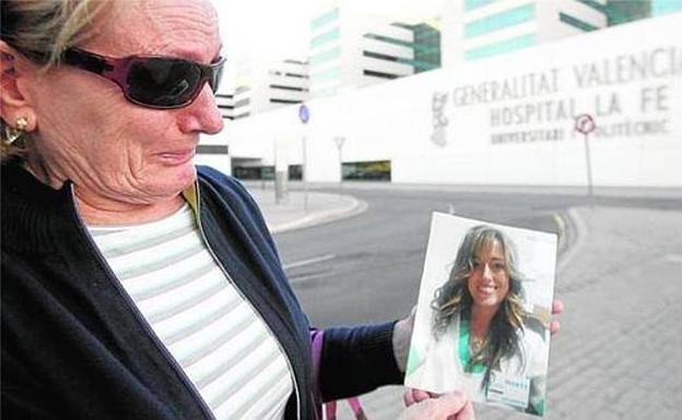 María Ángeles muestra la fotografía de su hija./Juanjo Monzó