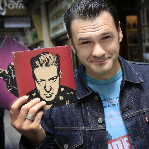 Iñaki López muestra la carátula de varios singles ayer en una céntrica calle de Bilbao./manu cecilio