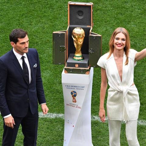 Iker Casillas y Natalia Vodianova durante la presentación de la copa del Mundial de Rusia 2018./EFE