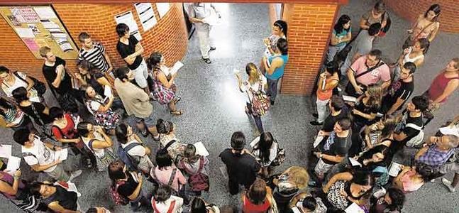 Alumnos esperando a realizar la Selectividad./LP
