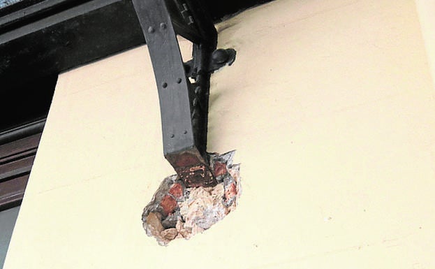 Anclajes. Uno de los anclajes en malas condiciones a la pared.