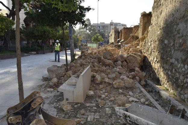 Los trabajos de desescombro de Los Silos, ayer. / lp