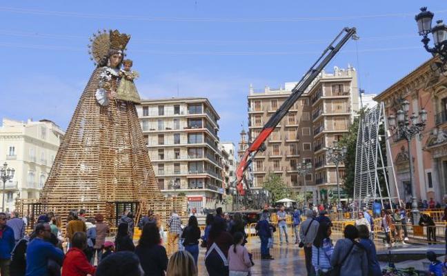 La Virgen, sin flor, mientras una grúa inicia el desmontaje de las estructuras utilizadas para la Ofrenda de Fallas./Manuel Molines