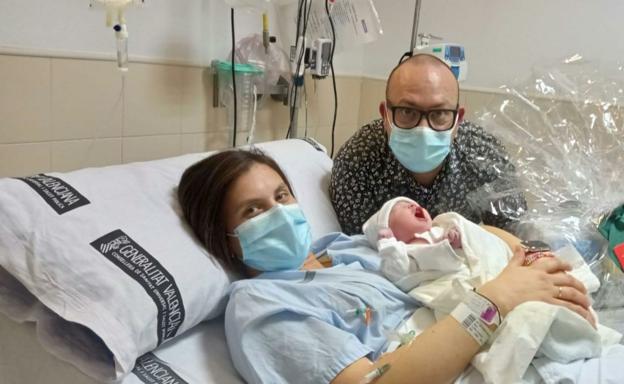 Ainhoa Santana, primer bebé nacido en la provincia de Alicante en 2022.