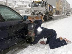 La Agencias Estatal de Meteorología mantiene en sus previsiones un fin de semana desapacible e inestable de lluvia, viento, nieve y bajas temperaturas. /Efe/