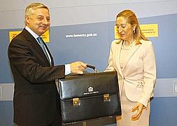 José Blanco entrega la cartera del Ministerio de Fomento a su sucesora, Ana Pastor. / Foto: Efe | Vídeo: Europa Press/